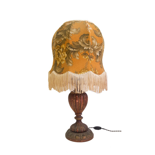 Lampada da tavolo con base tornita in legno e paralume a fiori con frange