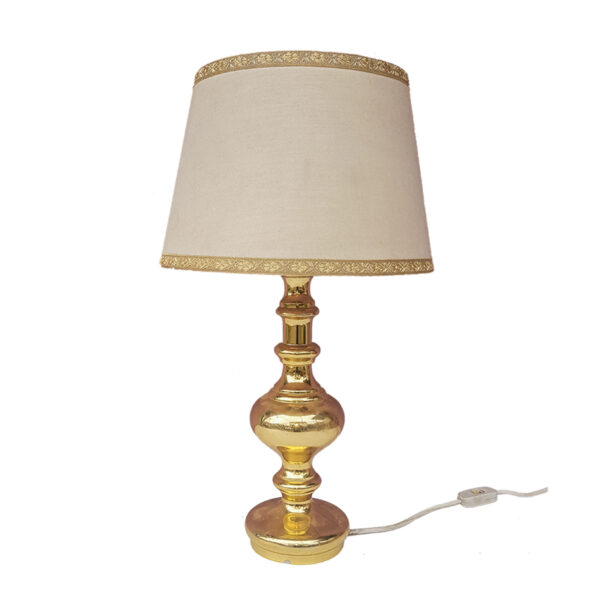 Lampada da tavolo con base in ottone e paralume in tessuto color panna  con decori color oro