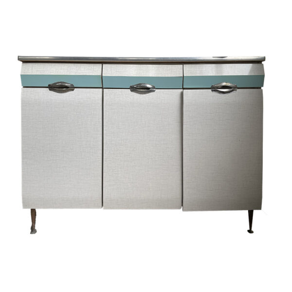 Cucina in formica verde acqua con credenza, pensili, tavolo e 2 sedie