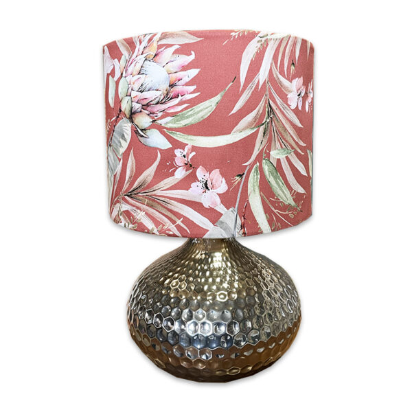 Lampada da tavolo con base in metallo cromato martellato e paralume cilindrico in tessuto nero - immagine 2