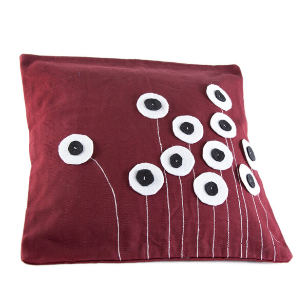 Cuscino con rivestimento in tessuto di cotone con applicazione di decorazioni floreali bianche su sfondo rosso