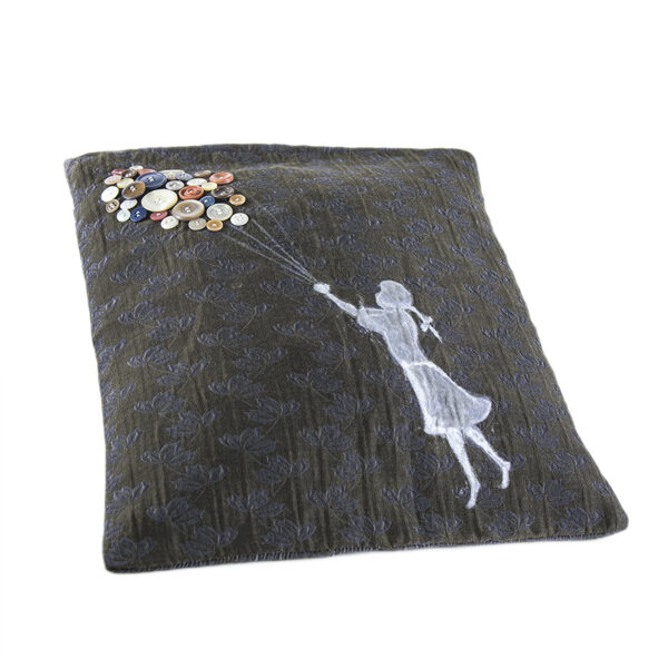 Cuscino con rivestimento in tessuto di cotone con disegno decorativo ed applicazione di bottoni colorati
