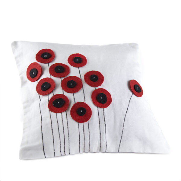 Cuscino con rivestimento in tessuto di cotone con applicazione di decorazioni floreali rosse su sfondo bianco