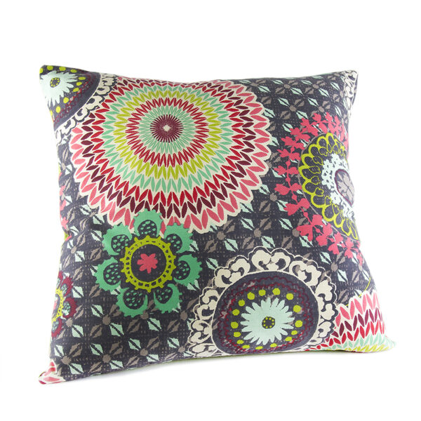 Cuscino rivestito in tessuto fantasia stile mandala su sfondo scuro