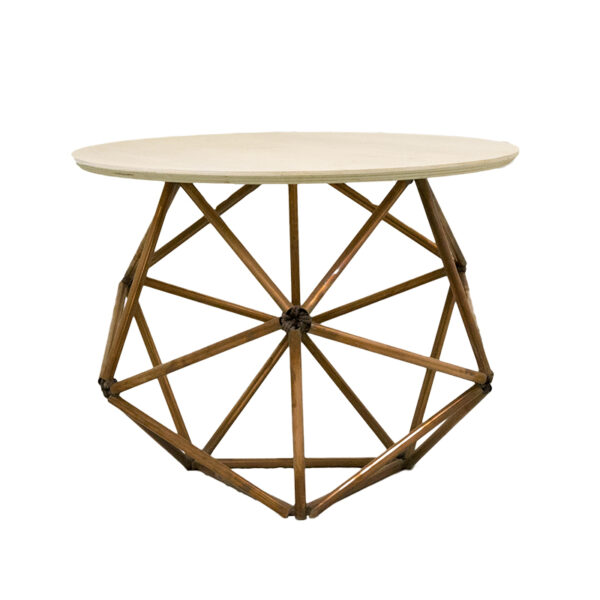 Tavolino di design con struttura tubolare in rame e piano in legno