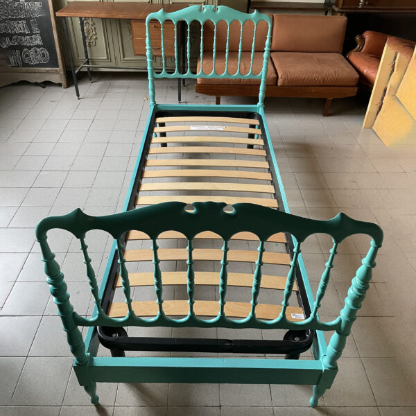 Letto singolo in legno verde acqua