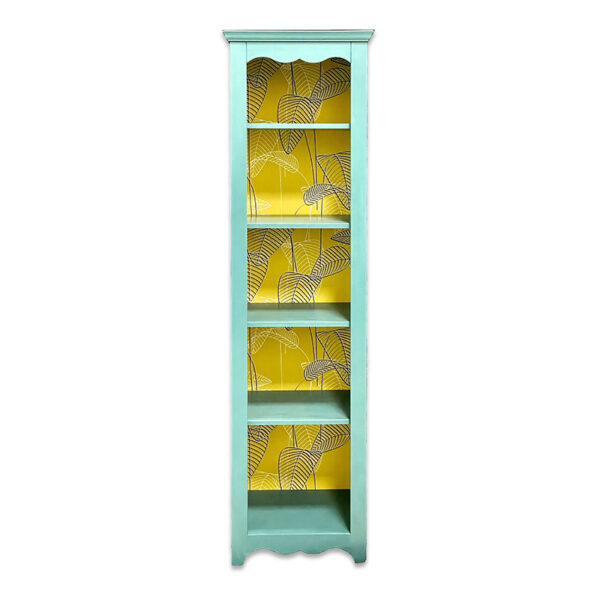 Mobile libreria vintage decorata gialla e celeste