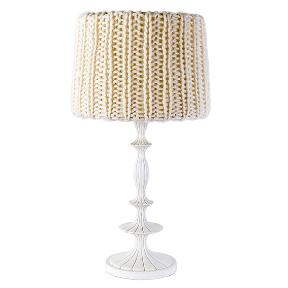 Lampada da tavolo con base in legno bianco intagliato e paralume in lana avorio