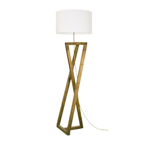 Lampada da terra con struttura di listelli di legno color noce e paralume panna