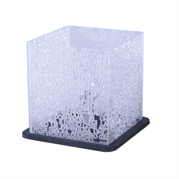 Lampada di design in plexiglass con scritte decorative