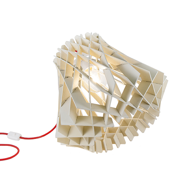 Lampada da tavolo in cartonlegno colore beige con cavo tessile rosso