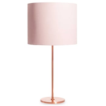 Lampada da tavolo con base in metallo color rame e paralume in cotone rosa