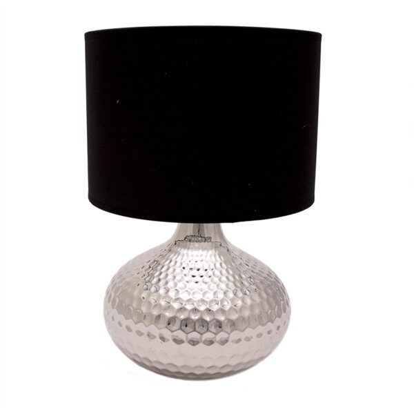 Lampada da tavolo con base in metallo cromato martellato e paralume cilindrico in tessuto nero