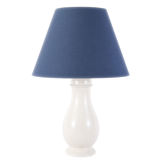 Lampada da tavolo con base in ceramica bianca e paralume cinese blu