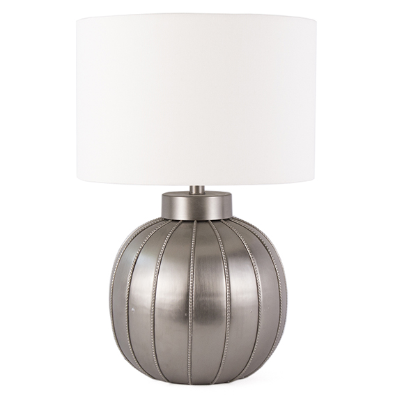 Lampada con base in metallo color argento