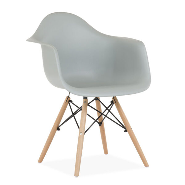 Poltroncina Eames con seduta in polipropilene grigio chiaro e struttura in legno ed acciaio