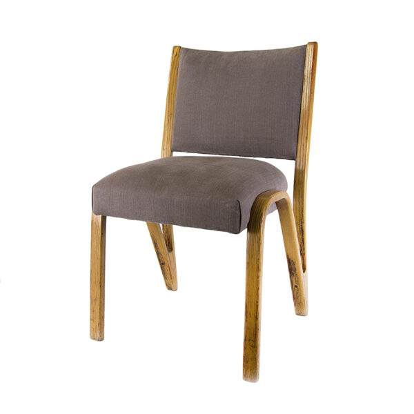 Sedia con struttura in legno e rivestimento tortora