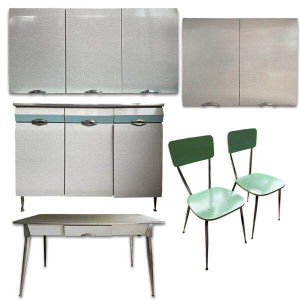 Cucina in formica verde acqua con credenza, pensili, tavolo e 2 sedie - immagine 7