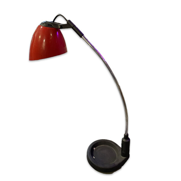Lampada da scrivania con cappello rosso o nero e gambo in alluminio