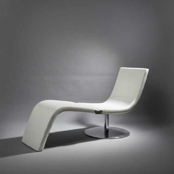 Chaise longue in ecopelle bianca richiudibile